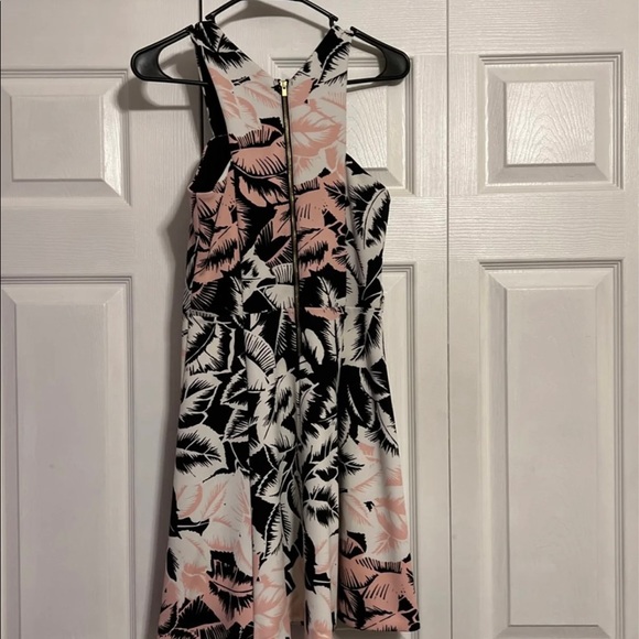 Express size 6 . - Picture 2 of 2